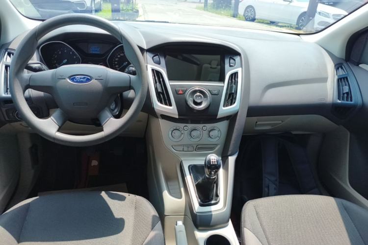 Used Ford Focus 2012 Sedan 1.6L Manual Comfort Model Center Console