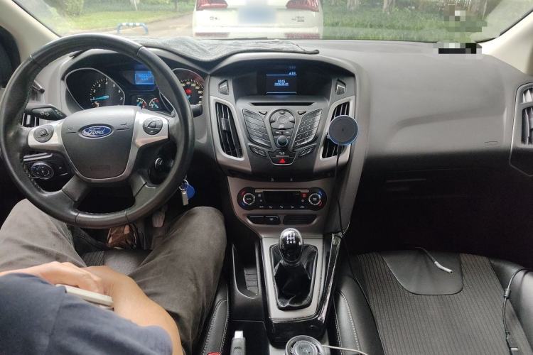 Used Ford Focus 2012 Sedan 1.6L Manual Fashion Edition Center Console