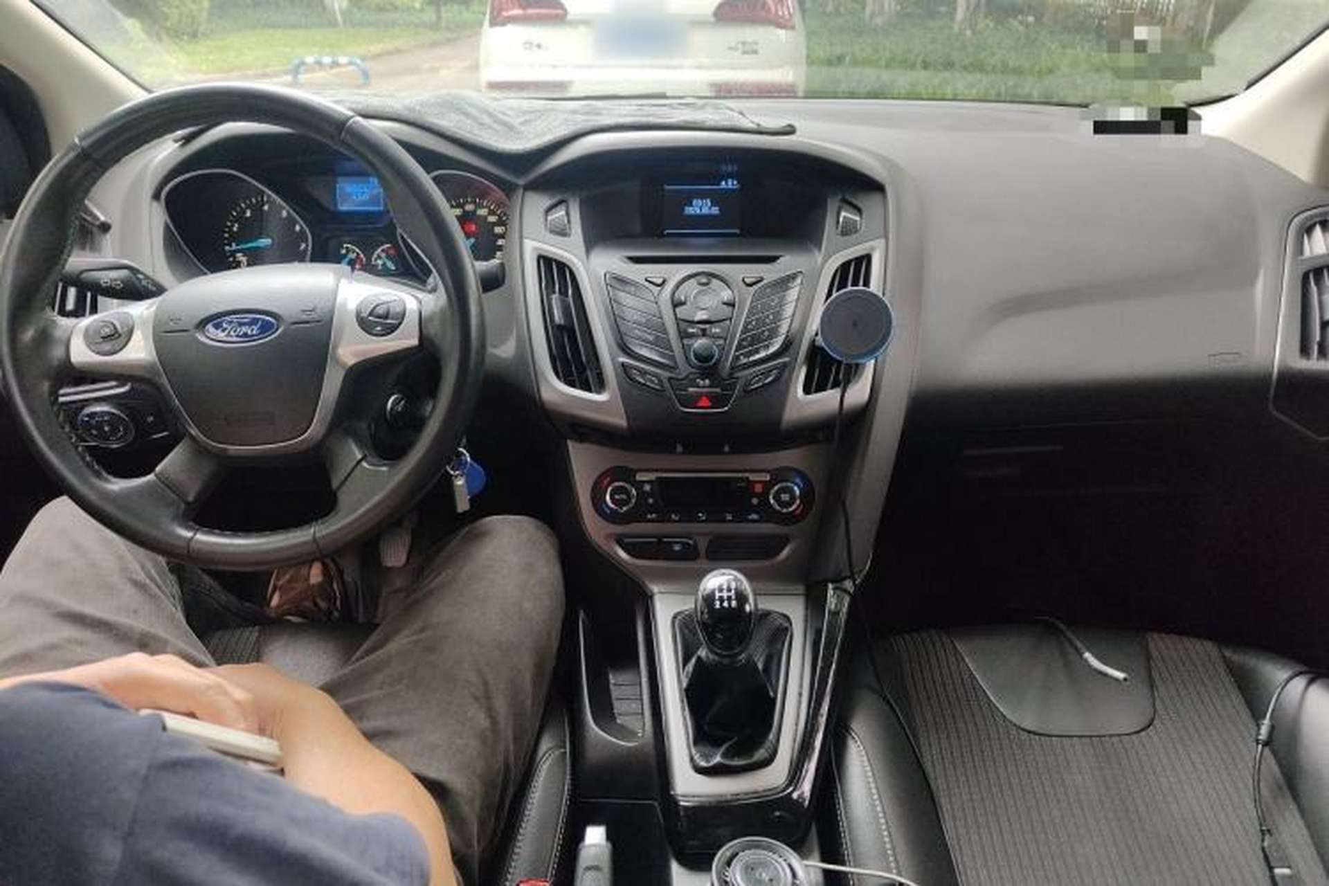 Used Ford Focus 2012 Sedan 1.6L Manual Fashion Edition Center Console
