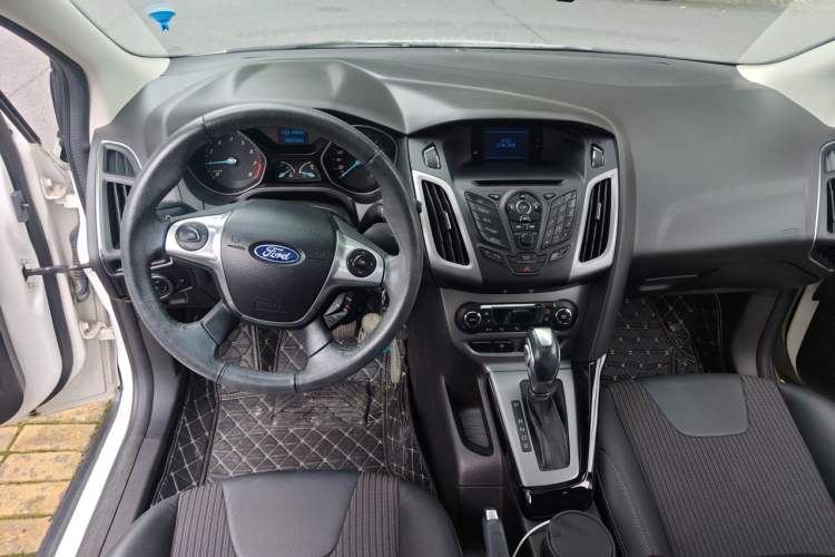 Used Ford Focus 2012 Hatchback 1.6L Automatic Comfort Model Center Console