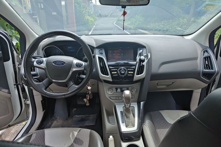 Used Ford Focus 2012 Sedan 1.6L Automatic Fashion Edition Center Console