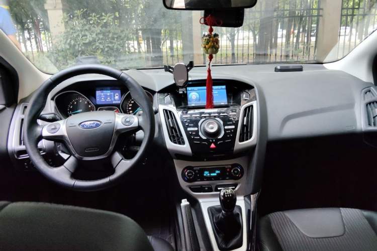 Used Ford Focus 2012 Hatchback 2.0L Manual Luxury Sport Model Center Console