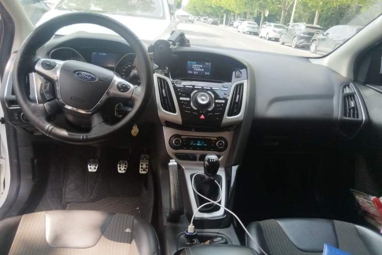 Used Ford Focus 2012 Hatchback 2.0L Manual Luxury Sport Model Center Console