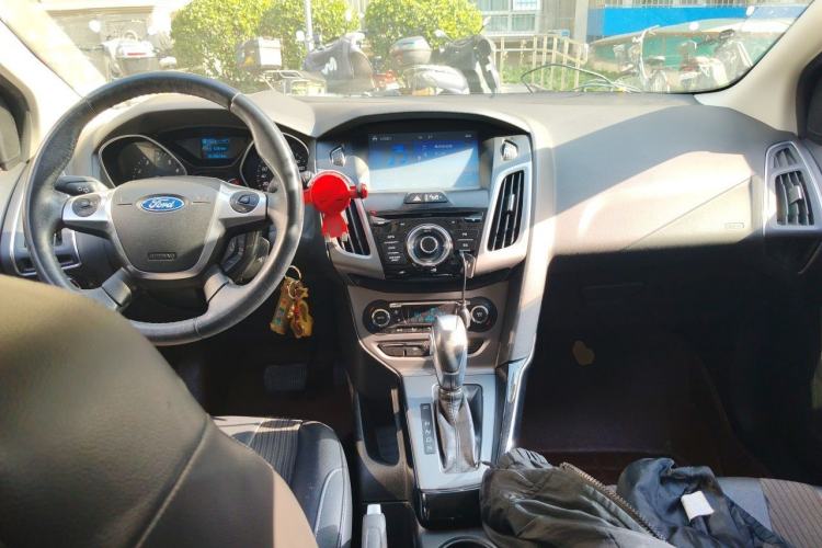 Used Ford Focus 2012 Hatchback 1.6L Automatic Fashion Edition Center Console