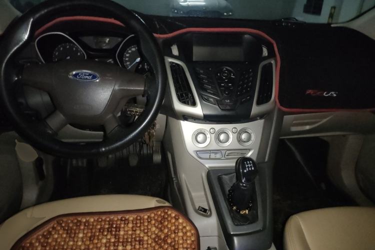 Used Ford Focus 2012 Sedan 1.6L Manual Comfort Model Center Console