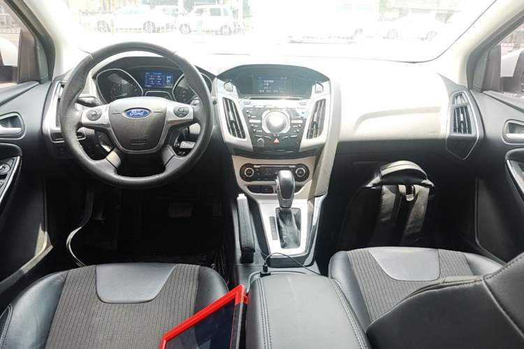 Used Ford Focus 2012 Hatchback 2.0L Automatic Luxury Sport Model Center Console