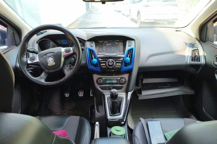 Used Ford Focus 2012 Sedan 1.6L Manual Fashion Edition Center Console