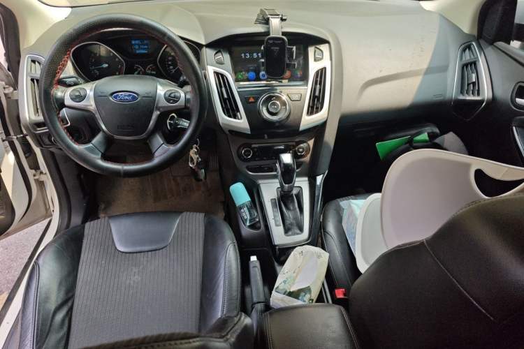Used Ford Focus 2012 Sedan 1.6L Automatic Fashion Edition Center Console