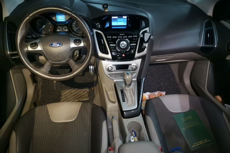 Used Ford Focus 2012 Hatchback 1.6L Automatic Fashion Edition Center Console