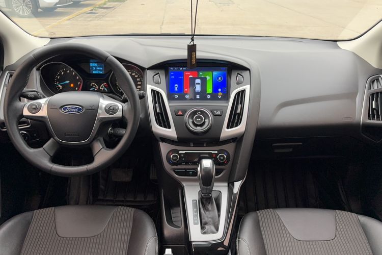 Used Ford Focus 2012 Hatchback 1.6L Automatic Fashion Edition Center Console