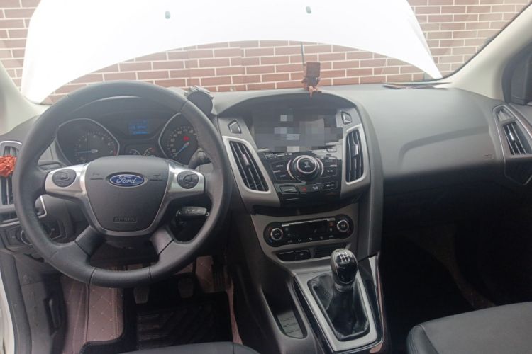 Used Ford Focus 2012 Sedan 1.6L Manual Fashion Edition Center Console