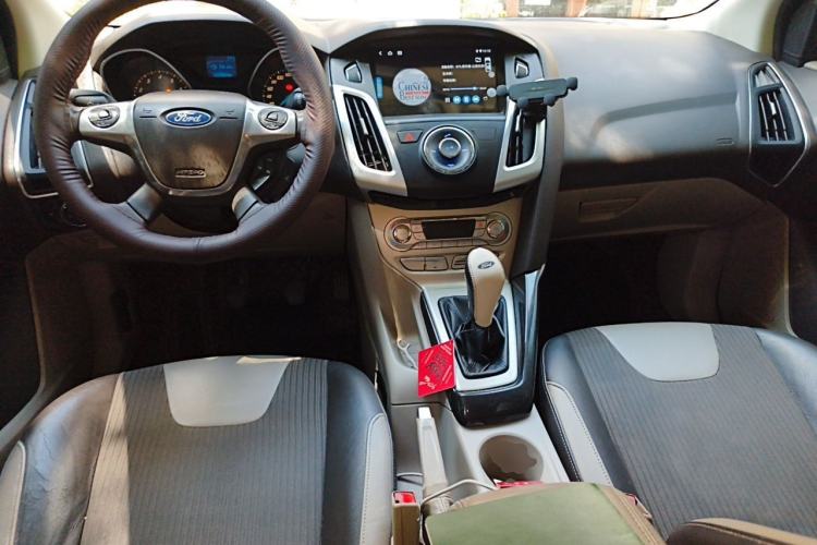 Used Ford Focus 2012 Sedan 1.6L Manual Fashion Edition Center Console