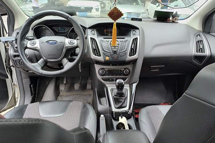 Used Ford Focus 2012 Sedan 1.6L Manual Fashion Edition Center Console