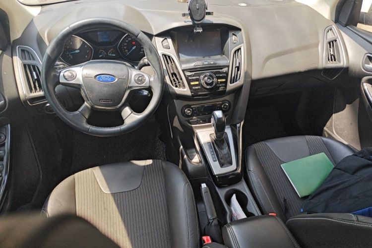 Used Ford Focus 2012 Sedan 1.6L Automatic Fashion Edition Center Console