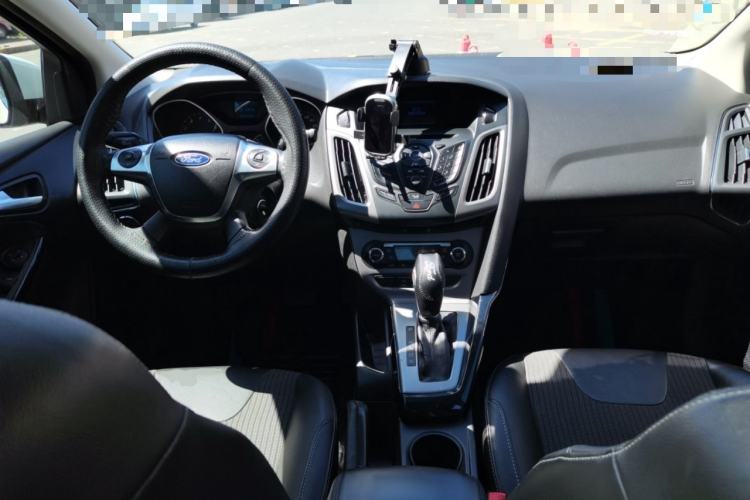 Used Ford Focus 2012 Sedan 1.6L Automatic Fashion Edition Center Console