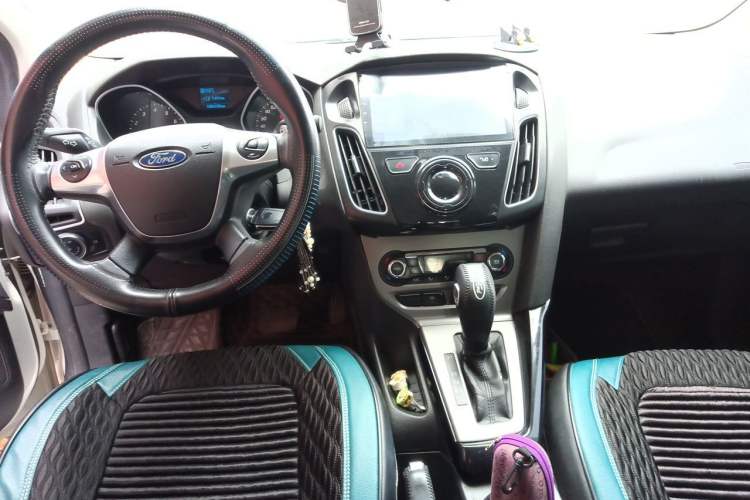 Used Ford Focus 2012 Sedan 1.6L Automatic Fashion Edition Center Console