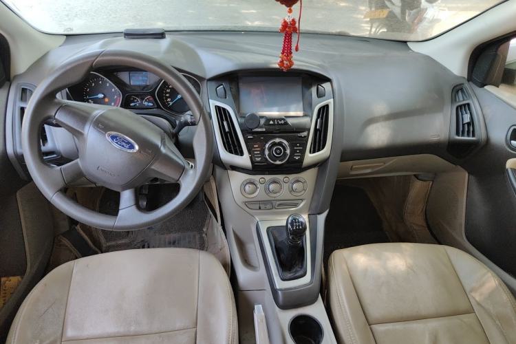 Used Ford Focus 2012 Sedan 1.6L Manual Comfort Model Center Console