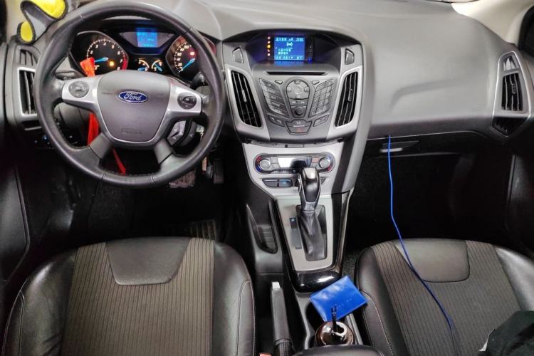 Used Ford Focus 2012 Sedan 1.6L Automatic Fashion Edition Center Console