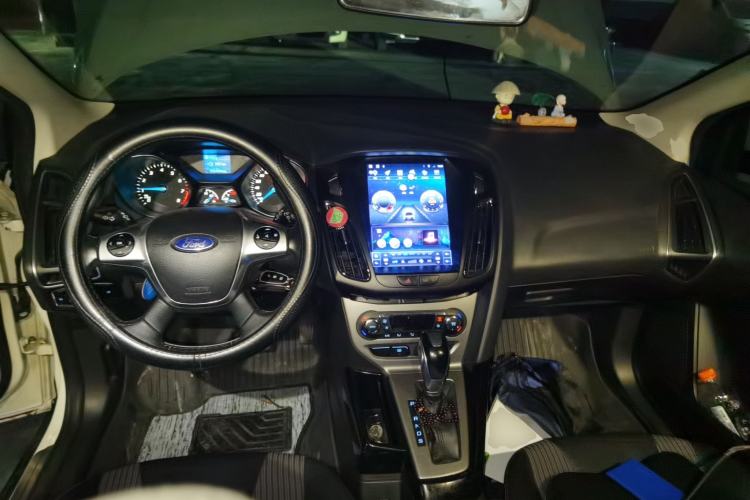 Used Ford Focus 2012 Hatchback 1.6L Automatic Fashion Edition Center Console
