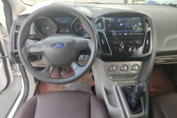 Used Ford Focus 2012 Sedan 1.6L Manual Comfort Model Center Console