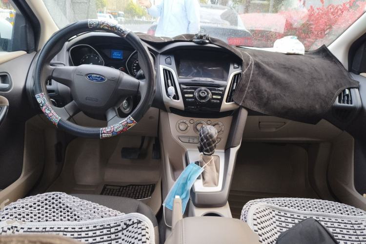 Used Ford Focus 2012 Sedan 1.6L Automatic Comfort Model Center Console