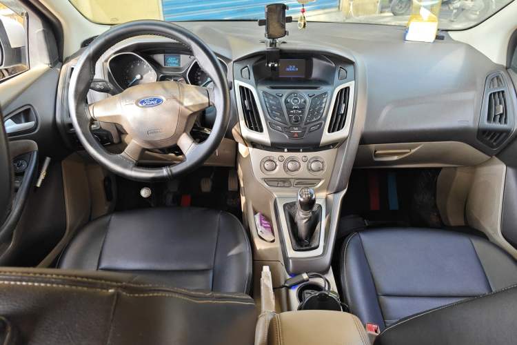 Used Ford Focus 2012 Sedan 1.6L Manual Comfort Model Center Console