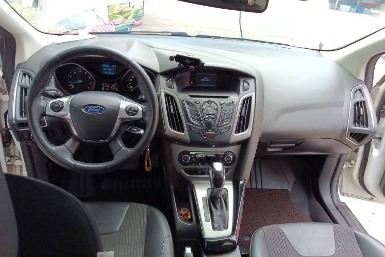 Used Ford Focus 2012 Sedan 1.6L Automatic Fashion Edition Center Console
