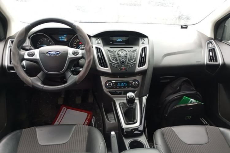 Used Ford Focus 2012 Hatchback 1.6L Manual Fashion Edition Center Console