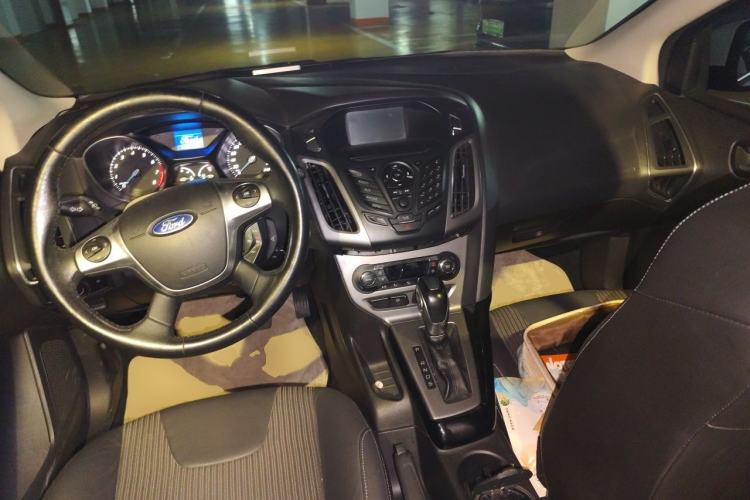 Used Ford Focus 2012 Hatchback 1.6L Automatic Fashion Edition Center Console