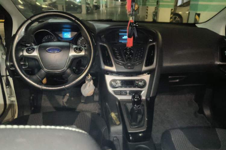 Used Ford Focus 2012 Sedan 1.6L Manual Fashion Edition Center Console