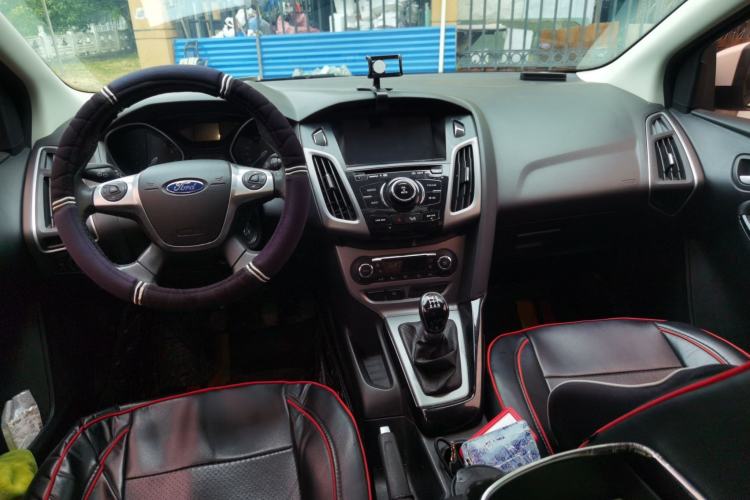 Used Ford Focus 2012 Sedan 1.6L Manual Fashion Edition Center Console