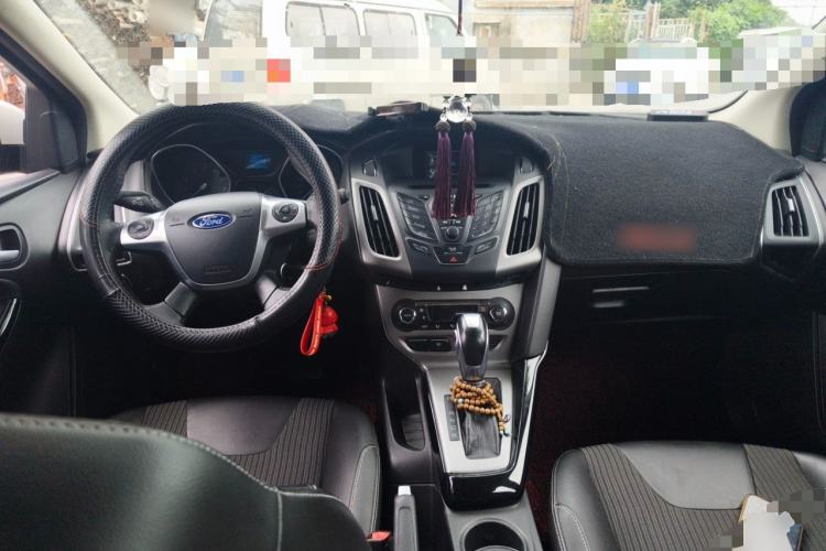 Used Ford Focus 2012 Hatchback 1.6L Automatic Fashion Edition Center Console