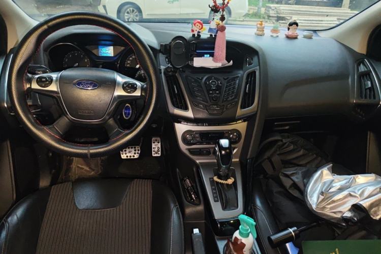 Used Ford Focus 2012 Hatchback 1.6L Automatic Fashion Edition Center Console