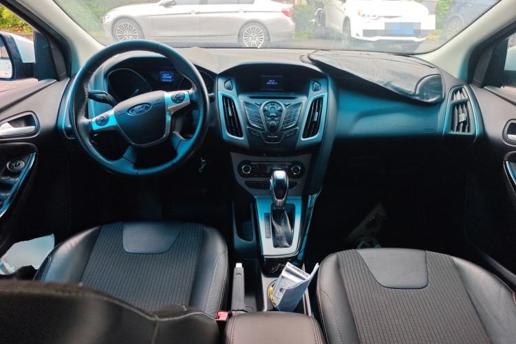 Used Ford Focus 2012 Sedan 1.6L Automatic Fashion Edition Center Console