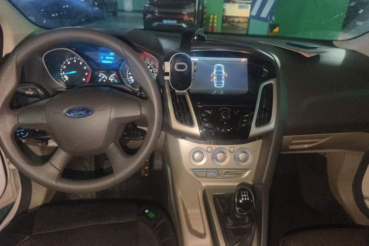 Used Ford Focus 2012 Sedan 1.6L Manual Comfort Model Center Console