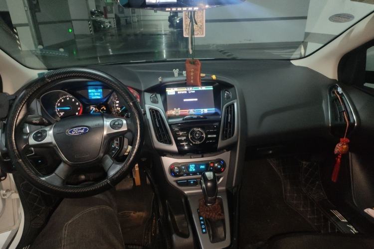 Used Ford Focus 2012 Hatchback 1.6L Automatic Fashion Edition Center Console
