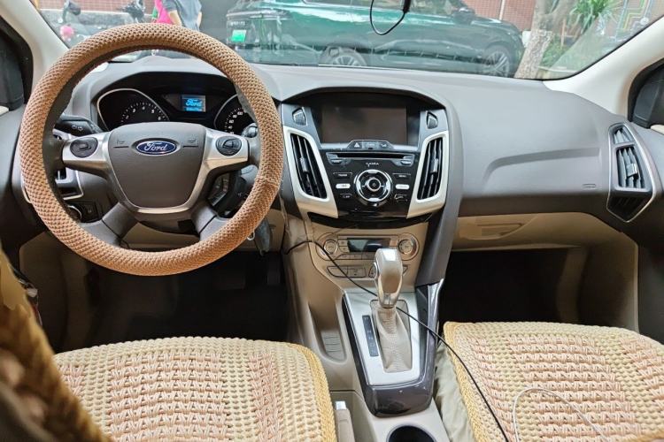 Used Ford Focus 2012 Sedan 1.6L Automatic Fashion Edition Center Console