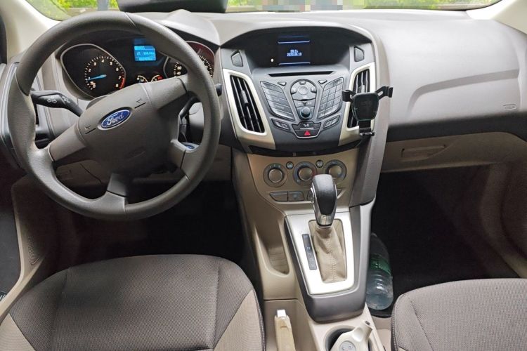 Used Ford Focus 2012 Sedan 1.6L Automatic Comfort Model Center Console