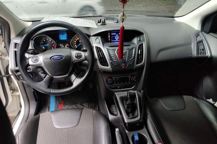 Used Ford Focus 2012 Sedan 1.6L Manual Fashion Edition Center Console