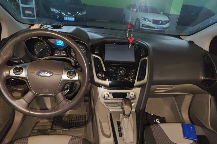 Used Ford Focus 2012 Sedan 1.6L Automatic Fashion Edition Center Console