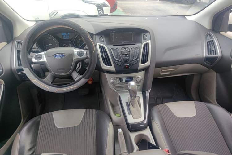 Used Ford Focus 2012 Sedan 1.6L Automatic Fashion Edition Center Console