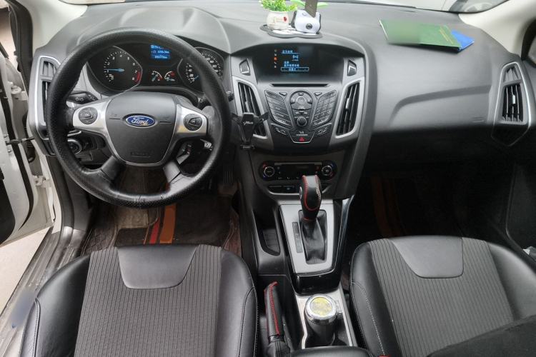 Used Ford Focus 2012 Hatchback 1.6L Automatic Fashion Edition Center Console