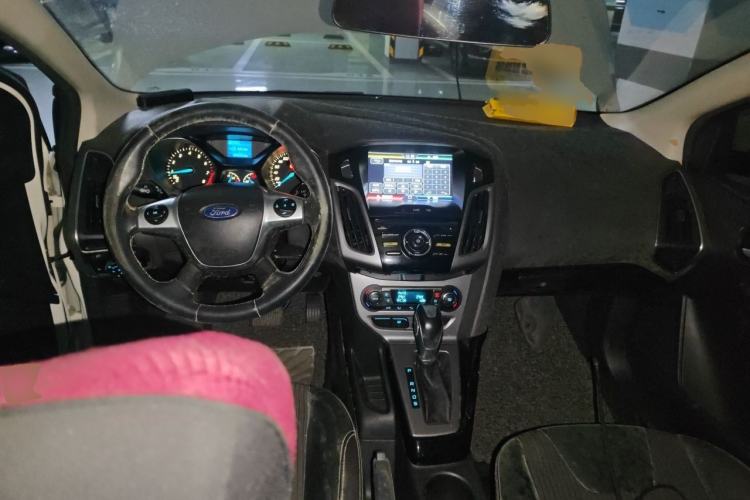 Used Ford Focus 2012 Sedan 1.6L Automatic Fashion Edition Center Console