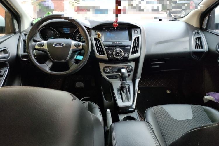 Used Ford Focus 2012 Sedan 1.6L Automatic Fashion Edition Center Console