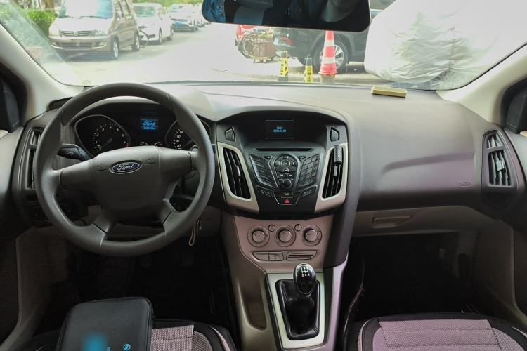 Used Ford Focus 2012 Sedan 1.6L Manual Comfort Model Center Console