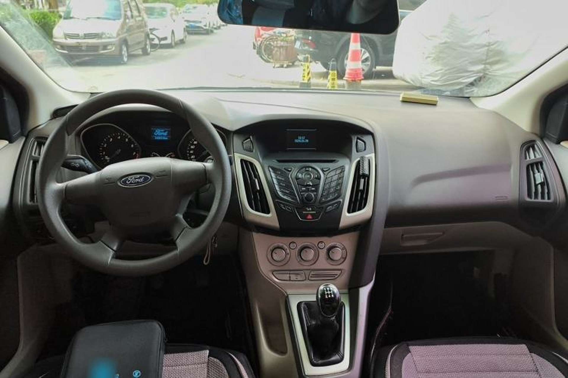Used Ford Focus 2012 Sedan 1.6L Manual Comfort Model Center Console