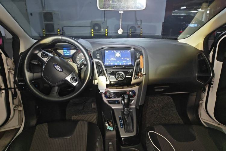 Used Ford Focus 2012 Sedan 1.6L Automatic Fashion Edition Center Console