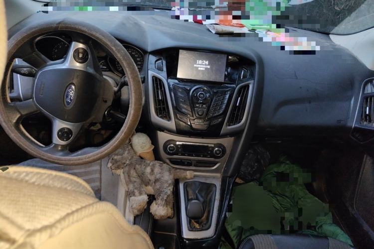 Used Ford Focus 2012 Sedan 1.6L Manual Fashion Edition Center Console