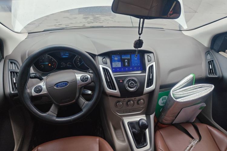 Used Ford Focus 2012 Sedan 1.6L Manual Comfort Model Center Console