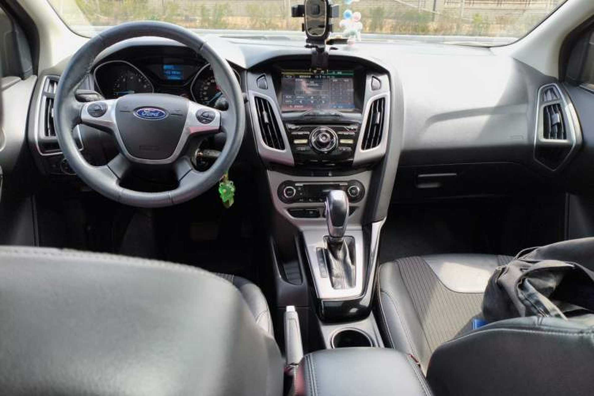 Used Ford Focus 2012 Hatchback 1.6L Automatic Fashion Edition Center Console
